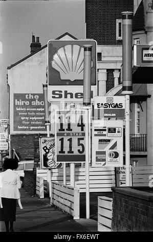 Immagine di archivio di un distributore di benzina Shell che mostra il prezzo di 2 stelle di benzina a £1.14 per gallone e 3 stella a £1.15 per gallone, Lambeth, Londra, Inghilterra, 1979 Foto Stock