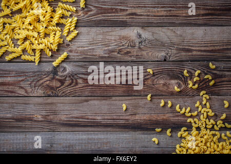 Miscelate la pasta secca selezione su sfondo di legno. Foto Stock