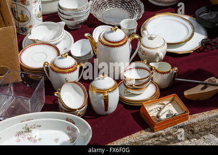 La Cina in vendita presso un vide-grenier, Allègre, Haute Loire, Francia Foto Stock