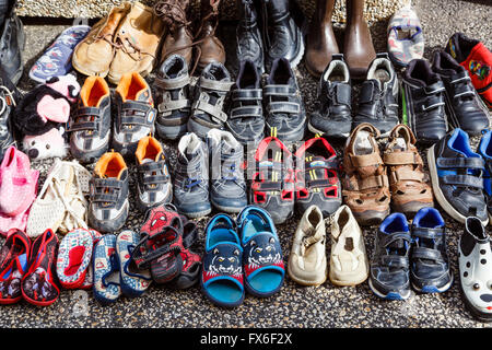 Childrens' calzature in vendita presso un vide-grenier in Allègre, Haute Loire, Francia Foto Stock