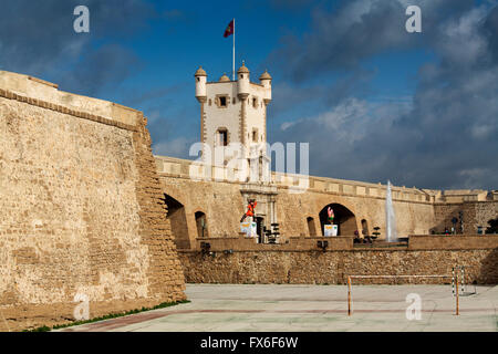 Porta della città Puerta de Tierra a Plaza de la Constitucion, città di Cadice, Andalusia Spagna. Europa Foto Stock