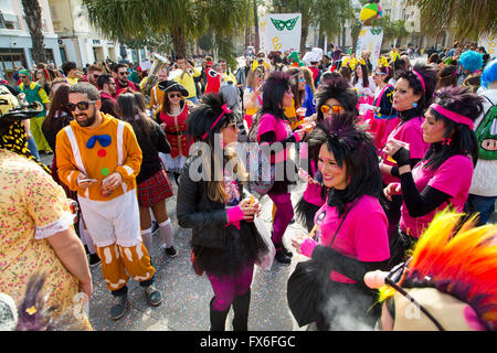 Il carnevale, la gente mascherata, città di Cadice, Andalusia Spagna. Europa Foto Stock