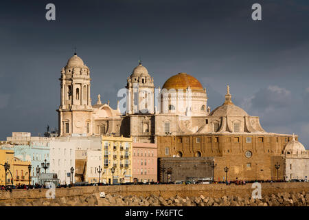 Barrio de la Viña. Il lungomare, il centro storico e la cattedrale di Santa Cruz. La città di Cadice, Andalusia Spagna. Europa Foto Stock