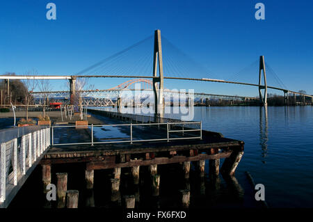 New Westminster, British Columbia, Canada - Molo di Westminster Park, ponte sopraelevato e Patullo ponte sul fiume Fraser Foto Stock