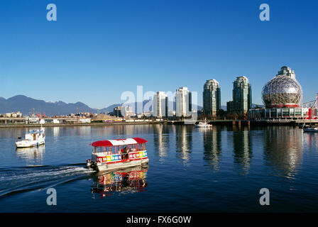 Vancouver, BC, British Columbia, Canada - Aquabus Ferry che viaggiano in False Creek a Telus mondo della scienza (aka il mondo della scienza) Foto Stock