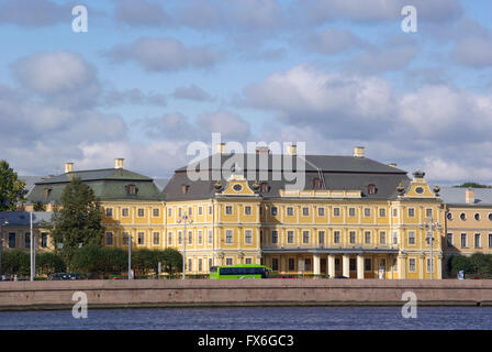 La Russia. San Pietroburgo. Il Palazzo Mensikov sull'Università Embankment. Foto Stock