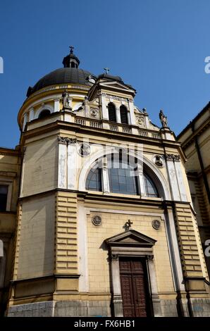 Cattolica storico edificio cristiano porta di ingresso con cupola a Sarajevo in Bosnia Erzegovina Foto Stock