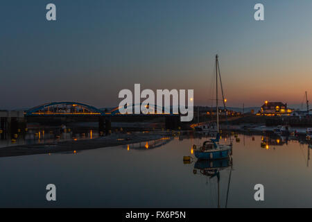 Sunset over Rhyl Harbour nel Galles del Nord. Foto Stock
