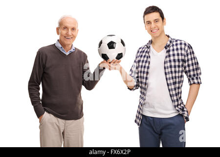 Allegro padre e figlio in posa con un calcio isolati su sfondo bianco Foto Stock