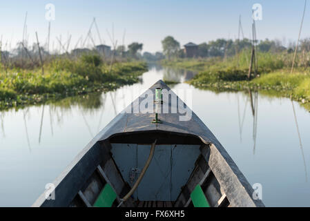 Barca da pesca in giardini galleggianti, Lago Inle, Birmania (Myanmar) Foto Stock