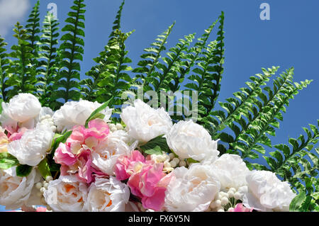 Close-up di coloratissimi fiori artificiali bouquet Foto Stock
