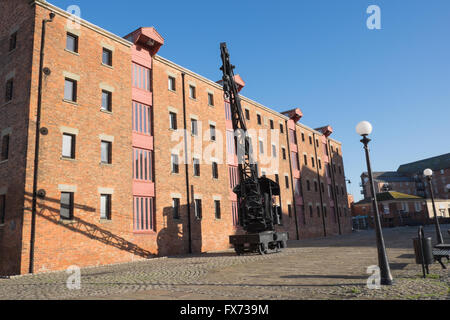 Magazzini e gru a vapore a Gloucester docks Foto Stock