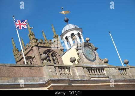 Ludlow la torre dell orologio sulla sommità del xviii secolo Buttercross edificio con st Laurence dietro la Chiesa. Foto Stock