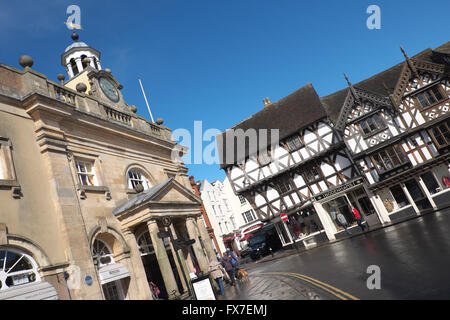 Ludlow del xviii secolo Buttercross edificio sulla sinistra con il bianco e nero Tudor proprietà con travi di legno lungo Broad Street Foto Stock