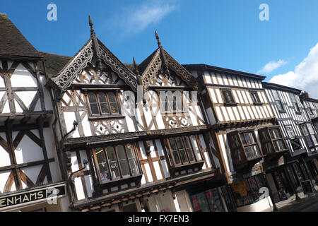 Ludlow Shropshire vecchio in bianco e nero con travi di legno proprietà Tudor in Broad Street nella città Centre Regno Unito Foto Stock