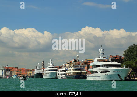 Yacht di lusso: Volpini, Jo, World is Not Enough, Kwikumat, e Archimede a Venezia Foto Stock