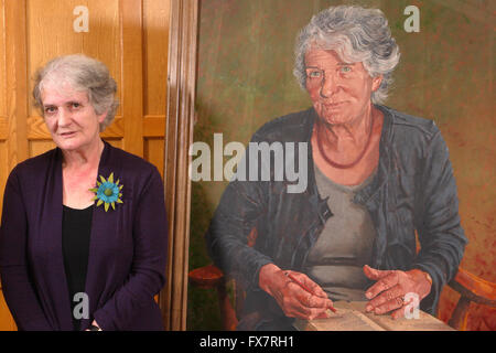 Un nuovo ritratto del leader di Irish critico letterario Professor Edna Longley, dall'acclamato Antrim-basato artista Jeffrey Morgan, è svelata a Queenís University di Belfast, Mercoledì, 11 gen 2012. Nel corso di una lunga attività di didattica e di ricerca carriera speso quasi interamente a Queenís, professore Longley ha avuto un enorme e consentendo l influenza sulla cultura letteraria dell'Irlanda del Nord. La sua opere critiche includono la poesia nelle guerre, Louis MacNeice: uno studio, il flusso vivo: Letteratura e il revisionismo in Irlanda, la poesia e la posterità (2000), e lei è il redattore di Edward Thomas: annotate raccolte di poesie Foto Stock