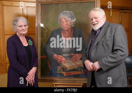 Un nuovo ritratto del leader di Irish critico letterario Professor Edna Longley, dall'acclamato Antrim-basato artista Jeffrey Morgan, è svelata a Queenís University di Belfast, Mercoledì, 11 gen 2012. Nel corso di una lunga attività di didattica e di ricerca carriera speso quasi interamente a Queenís, professore Longley ha avuto un enorme e consentendo l influenza sulla cultura letteraria dell'Irlanda del Nord. La sua opere critiche includono la poesia nelle guerre, Louis MacNeice: uno studio, il flusso vivo: Letteratura e il revisionismo in Irlanda, la poesia e la posterità (2000), e lei è il redattore di Edward Thomas: annotate raccolte di poesie Foto Stock