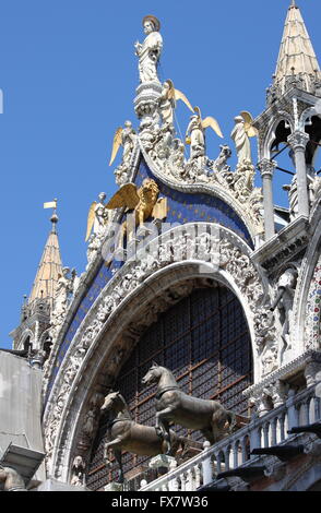 Statua di San Marco con il leone alato sul tetto di San Marco nella cattedrale di Venezia, Italia Foto Stock