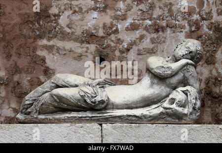 Antica fontana in marmo in Urbino, Italia Foto Stock