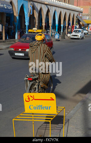 Il Marocco. Medina,Tiznit, uomo in djellaba Foto Stock