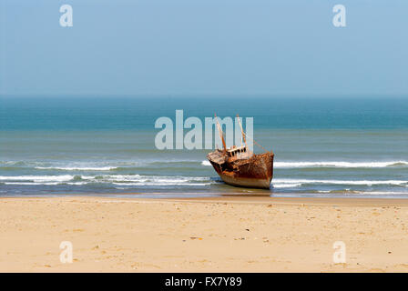 Maroc. Grand Sud. Route de Laayoune. Cote Atlantique. Epave de bateau n. Ancien Sahara espagnol. // Il Marocco. Il sud del Marocco. Strada t Foto Stock