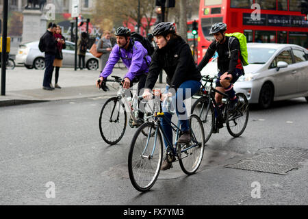 I ciclisti in sella attraverso il centro di Londra Foto Stock