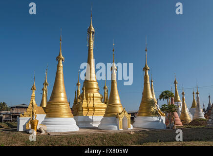 Stupas a monastero nel villaggio di Ywama dal Lago Inle, Birmania (Myanmar) Foto Stock