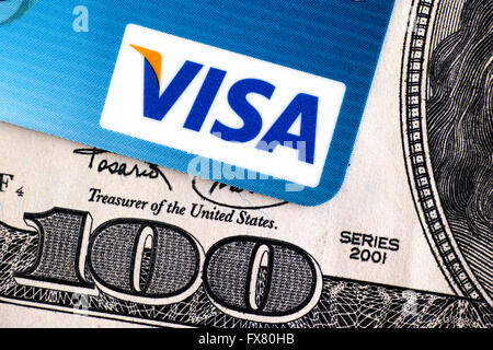 Tambov, Federazione Russa - Aprile 02, 2016 logo Visa su carte di credito e di 100 dollari. Studio shot. Foto Stock