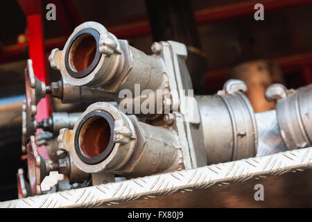 Le attrezzature antincendio su red fire carrello. Acqua gli idranti close-up foto con messa a fuoco selettiva Foto Stock