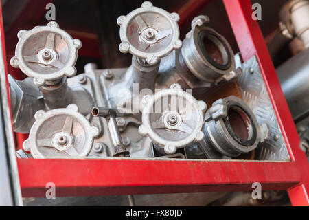 Le attrezzature antincendio su red fire carrello. Acqua gli idranti closeup foto con messa a fuoco selettiva Foto Stock