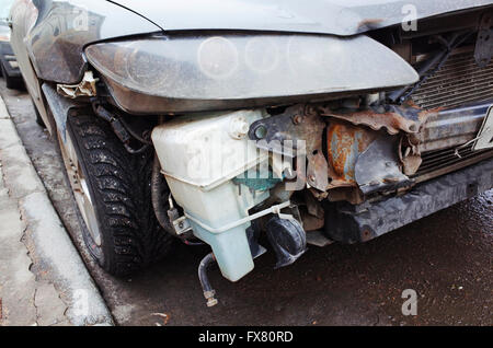 Vecchio arrugginito si è schiantato frammento auto, closeup foto con messa a fuoco selettiva Foto Stock