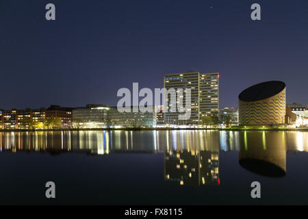 Copenhagen, Danimarca - 09 Aprile 2016: Tycho Brahe Planetarium e il Lago di Sankt Joergens di notte. Foto Stock