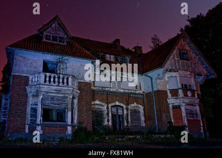 A sud di Kortrijk in Belgio, si trova in un piccolo villaggio chiamato Walleweg. È qui che una casa una volta montare per un baronessa ora decade. Foto Stock