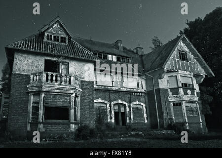 A sud di Kortrijk in Belgio, si trova in un piccolo villaggio chiamato Walleweg. È qui che una casa una volta montare per un baronessa ora decade. Foto Stock