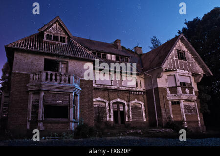 A sud di Kortrijk in Belgio, si trova in un piccolo villaggio chiamato Walleweg. È qui che una casa una volta montare per un baronessa ora decade. Foto Stock