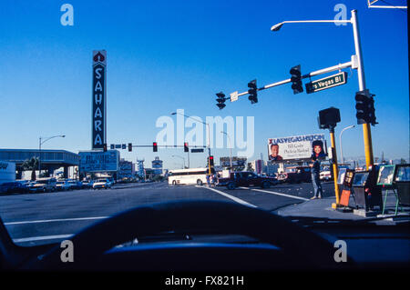 Immagine di archivio del Sahara casino segno, Las Vegas, Nevada, USA, 1990, visto da un auto guidando lungo la striscia Foto Stock