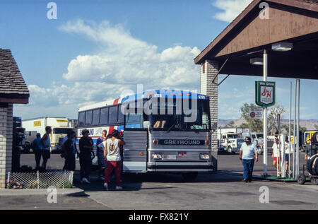 Immagine di archivio del greyhound MCI MC-12 degli autobus a lunga percorrenza legata a Los Angeles a un arresto in Green River, Utah, Stati Uniti d'America, Agosto 1992 Foto Stock