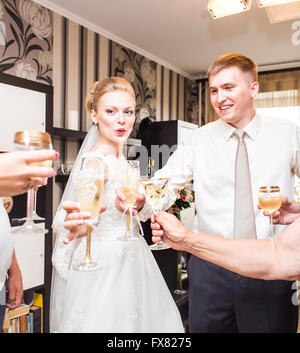 Gli ospiti dei matrimoni bicchieri tintinnanti Foto Stock