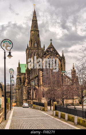 Glasgow St Mungo la cattedrale di visto dalla parte anteriore. Fondata nel XII secolo era uno dei pochi chiesa scozzese di edifici Foto Stock