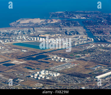 Vista aerea della raffineria e serbatoio farm. Chicago, Illinois Foto Stock