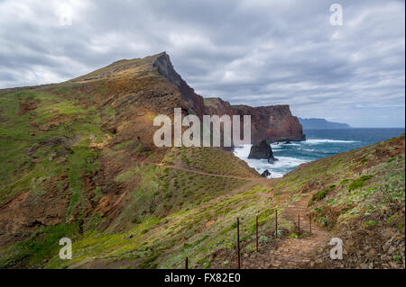 Isola di Madeira escursionismo percorso in un bellissimo paesaggio vulcanico. Foto Stock