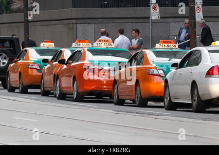 Beck taxi auto sono allineate su una strada a Toronto, Ont., a luglio. 29, 2015. Foto Stock
