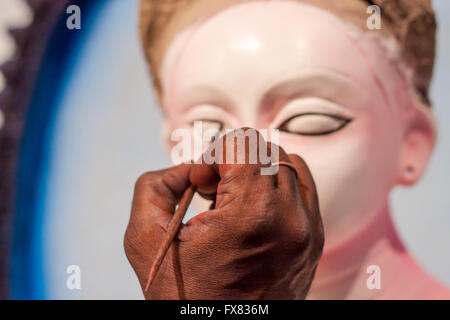 Durga scultura rendendo un artista in Narayangonj, Dhaka, Bangladesh. © Jahangir Alam Onuchcha / Alamy Stock Photo Foto Stock