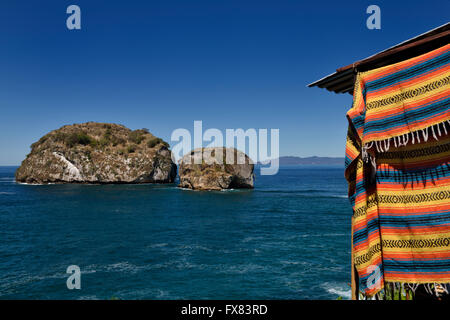 Los Arcos Parco nazionale di Puerto Vallarta Messico con realizzato localmente sulla coperta di stallo regalo Foto Stock