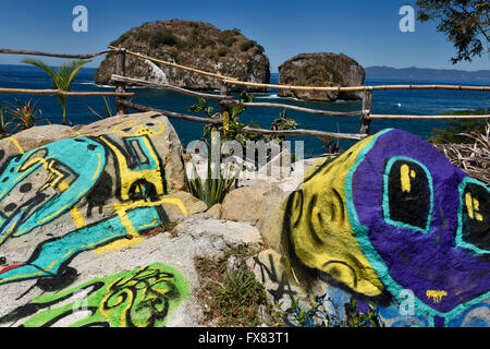 Coloratissimo graffito sulle rocce a los Arcos parco nazionale di Puerto Vallarta Messico Foto Stock