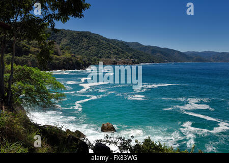 Costa tra Los Arcos il Parco Nazionale e la baia di Mismaloya Puerto Vallarta Messico Foto Stock