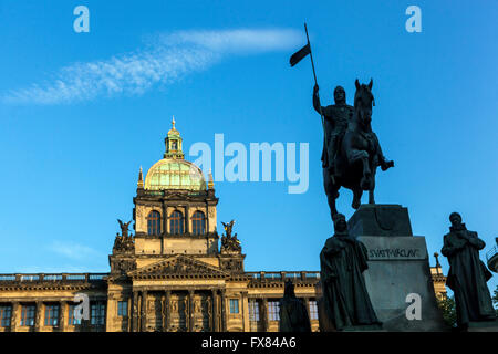Statua di San Venceslao a cavallo e il Praga Museo Nazionale, Piazza Venceslao, Praga, Repubblica Ceca Foto Stock