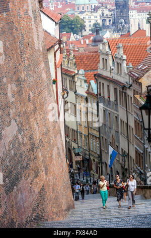 Scalinata del castello di Praga che porta dalla città minore alla scalinata del castello nuovo di Praga Foto Stock