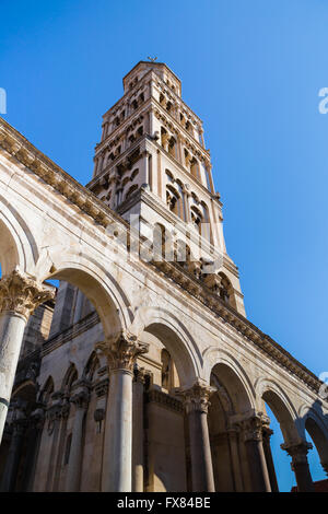 Il campanile della cattedrale di San Domnio o Sv Dujam situato nel Perestil di Diocletain's Palace di Split, Croazia Foto Stock